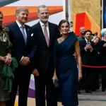 Don Felipe y Doña Letizia se despiden de Ámsterdam con los reyes del grafiti